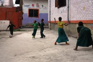 Mit Spielen weihte ein Teil der Kinder sofort den neuen Außenhof ein, der sehr viel mehr Platz bietet als das Gelände des alten Standortes. Foto: humedica/Steven Hofmann