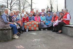 Die "Leprastrickerinnen" mit ihren liebevoll handgefertigten Unikaten. Foto:humedica/Ruth Bücker