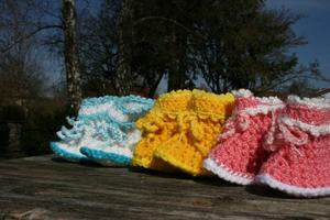 Zehn Paar farbenfrohe Babyschühchen wurden von den fleißigen Damen für hilfsbedürftige Kleinkinder gestrickt. Foto:humedica/Lina Koch