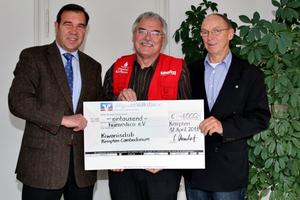 Eingebettet von Hans Lederle (links) und Dr. Hans-Peter Schossig (rechts) nahm humedica-Geschäftsführer dankbar die Spende für die Flüchtlingshilfe im Libanon entgegen. Foto: Kiwanis