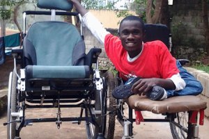 Insbesondere die holprigen Wege und schlechten Fortbewegungsmöglichkeiten machen einen funktionierenden Rollstuhl nötig. Danke für diese Spende - auch im Namen von Gregory. Foto: humedica/privat