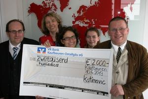 Die Katimavic-Delegation, bestehend aus (von links nach rechts) Gerhard Mayer, Brigitte Regler, Veronika Regler und Hans-Peter Rothe, überreicht den symbolischen Scheck an humedica-Mitarbeiterin Susanne Merkel (2. v.l.). Foto: humedica/Ruth Bücker