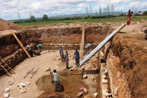 Das Ausheben der Berkad ist inzwischen bereits abgeschlossen und die Innenwände werden gemauert. Foto: humedica/Maren Walter