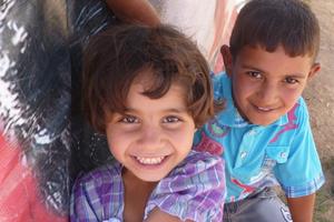 "Vor allem die Neugier der Kinder spannt mich in ihre Mitte. Ganz unbedarft spüre ich Fingerspitzen auf Armen und Beinen." Foto: humedica/Daria Napieraj