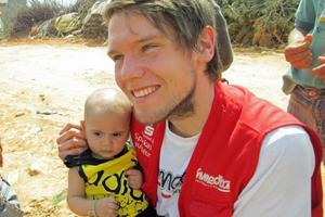 Der junge Hamburger Ole Hengelbrock ist überzeugt, dass Kinder Liebe neu lernen können. Foto: humedica