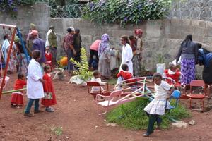 Es tut sich Vieles in der Kindertagesstätte in Kazanchis: neben dem Erwerb von Spielgegenständen und Mobiliar für die Inneneinrichtung steht die Verschönerung des Spielplatzes im Fokus. Foto: humedica/Steven Hofmann