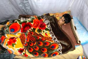 humedica-Geschäftsführer Wolfgang Groß besuchte Fayad direkt nach seiner Ankunft aus Syrien in dessen Zelt. Er ist erleichtert, dass sich Fayad inzwischen so gut erholen konnte. Foto:humedica/Wolfgang Groß