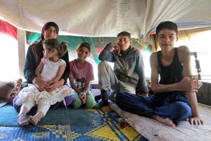 Diehumedica-Einsatzkräfte umsorgen Fayad (rechts im Bild) über das normale Arbeitspensum hinaus. Wöchentlich wird Fayad von Ärzten besucht, um seinen medizinschen Zustand zu kontrollieren. Foto:humedica/Ole Hengelbrock