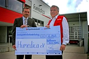 Filialleiter Andreas Frey ließ es sich zum wiederholten Male nicht nehmen, die Spende persönlich anhumedica-Geschäftsführer Wolfgang Groß zu übergeben. Vielen Dank! Foto:humedica/Joachim Panhans