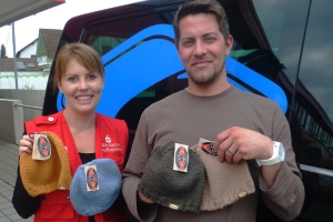 300 Mützen "Nick" - überbracht von Jan Goetze - werden im kommenden Winter Mädchen und Jungen Freude bereiten. Foto:humedica/Steffen Richter