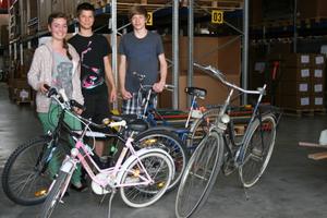 Aus 23 mach 43: Drei der Stöttwanger "Dachspatzen", die im humedica-Lager Fahrräder zur Restaurierung abholten. Foto: humedica/Lina Koch