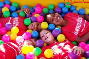Mit einer ausgewogenen Mischung aus Lernen und Spielen werden die Mädchen und Jungen im humedica-Kinderdorf begleitet. Foto: humedica