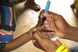 Die Finger der Kinder die bereits eine Polioimpfung erhalten haben, werden mit einem blauen Punkt markiert. So wird keines der Kinder doppelt behandelt. Foto:humedica/Alexandra Vlantos