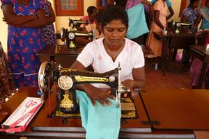 In den vonhumedicaangebotenen Nähkursen, erhalten die Frauen Tipps und Tricks für die Herstellung unterschiedlichster Kleidungsstücke. Foto:humedica