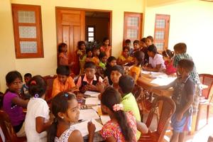 Begeistert nehmen die Kinder an dem offerierten Nachhilfeunterricht teil und pauken fleißig Mathe, Naturwissenschaften und Englisch. Foto:humedica