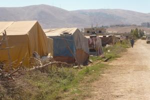 Die Siedlungen syrischer Flüchtlinge liegen größtenteils auf Feldern libanesischer Bauern. Einfache Zelte dienen den Menschen als Unterkunft. Foto:humedia/Wolfgang Groß