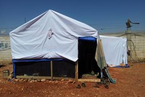 Dank der funktionierenden Kooperation zwischen den Hilfsorganisationen, erhielten Elham und ihre Familie einen Ersatz für ihr abgebranntes Zelt. Foto:humedica/Steffi Gentner