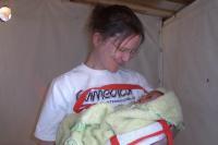 Sie lachen und danken die Not weg