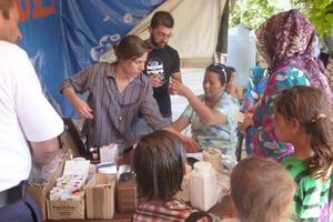In den syrischen Flüchtlingslagern dient denhumedica-Mitarbeitern ein einfacher Tisch als Apotheke. Foto:humedica/Heide Weishaar