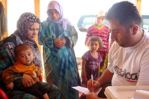 Lokale Mitarbeiter helfen denhumedica-Einsatzkräften bei der Übersetzung und der Ausgabe der Medikamente. Foto:humedica/Heide Weishaar