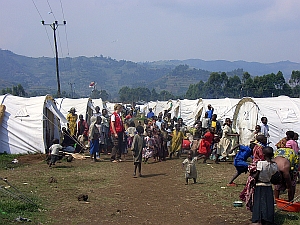 Immer mehr Menschen aus dem Ostkongo strömen ins Nachbarland Uganda. Sie werden in solchen Camps untergebracht. Foto: Archiv, humedica 2012