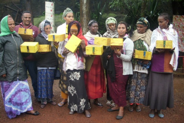 Die kleinen gelben Boxen sind für diese Menschen das Symbol für eine bessere Zukunft. Foto:humedica