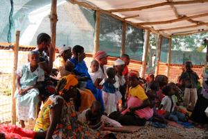 Im Flüchtlingslager Bubukwanga ist Privatsphäre ein Fremdwort. Bis zu 120 Menschen teilen sich ein Großraumzelt. Foto:humedica/Simone Winneg