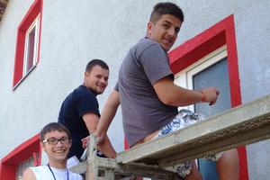 Jugendliche aus Krushe e Vogel helfen dabei, der Hauswand einen neuen Anstrich zu verpassen. Foto:humedica