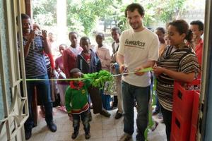 Im Zuge seiner Arbeit in Äthiopien, kommt Steven Hofmann immer wieder in außergewöhnliche Situationen - wie auf diesem Bild, bei der Eröffnung einer Ausstellung. Foto:humedica