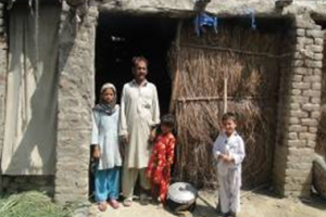 Die provisorische Unterkunft von Marjans Familie hielt schlechtem Wetter nicht stand. Das neue Haus schützt sie nun vor Kälte und Regen. Foto:humedica