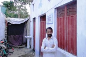 Stolz steht Qadeer vor seinem neuen Häuschen. Vorbei sind die Zeiten, als er mit seiner Familie in einem Zelt leben musste. Foto:humedica