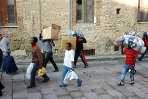 Gemeinsam mit der PartnerorganisationGioventú in MissioneverteilthumedicaKleidung und Schuhe an die Flüchtlinge. Foto:humedica