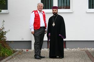 Gemeinsam mithumedica-Geschäftsführer Wolfgang Groß, diskutierte Bischof Armash Nalbandian über die geplanten Hilfsmaßnahmen in seinem Heimatland. Foto:humedica/Lina Koch