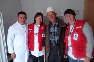 Andrea Kranen-Sutter (r.) und Jacqueline Colin (2.v.l.) schenkten bedürftigen Menschen durch ihre Hilfe neue Zuversicht. Foto:humedica/Jacqueline Colin