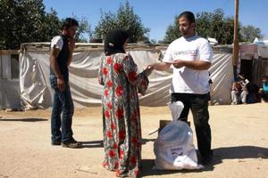 Gemeinsam mit derhumedica-PartnerorganisationHeart for Lebanonkonnten zahlreiche Lebensmittelpakete an die syrischen Flüchtlinge verteilt werden. Foto:humedica/Heidi Nicklin