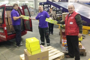 500"Geschenke mit Herz"überreichten die stolzenFedEx-Mitarbeiter anhumedica. Foto:humedica