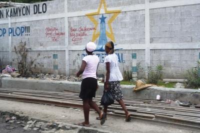 Viele Zelte und eine Reifenpanne