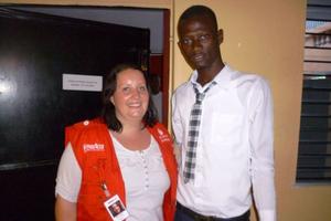 Masilas Sohn Markendy machte sich extra auf den weiten Weg in dashumedica-Büro, um sich persönlich für die Unterstützung zu bedanken. Foto:humedica/Daria Napieraj