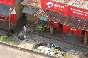 Viele Ugander verdienen ihren Unterhalt mit dem Straßenverkauf. Foto:humedica