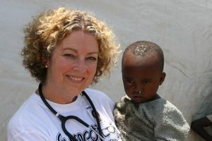 Krankenschwester Wiebke Martens behandelte im Flüchtlingslager Bubukwanga konglesische Flüchtlinge. Foto:humedica/Deborah Schmieg