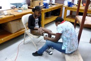 Die Mitarbeiter der Werkstatt passen jede Prothese präzise an den Patienen an. Foto:humedica/Daria Napieraj