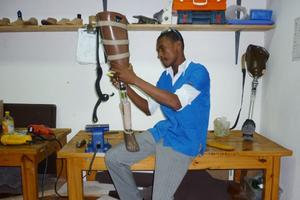 Alle Prothesen und Orthesen werden von den Mitarbeitern selbst gefertigt und eingestellt. Foto:humedica/Daria Napieraj