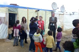 Gemeinsam mit denhumedica-Mitarbeitern besichtigte der Botschafter Christian Clages das Flüchtlingscamp im Libanon. Foto:humedica/Sabine Rösch