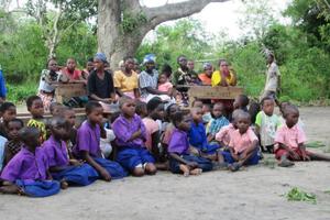 Der Unterricht findet unter einem großen Baum statt - der einzige Ort für Bildung in der Umgebung. Foto:humedica/Susanne Koch