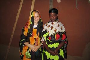 humedica-Mitarbeiterin Susanne Koch mit einer der Frauen aus dem kenianischen Dorf. Foto:humedica