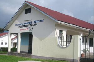 DasSt. Francis Hospital Mutoleredient auch immer wieder kongolesischen Flüchtlingen als Anlaufstelle. Foto:humedica/Carola Schairer