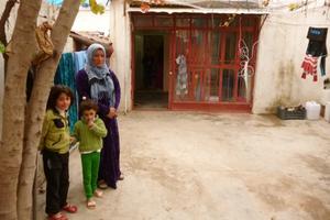 Mit zehn weiteren Familienmitgliedern teilt sich Najla drei kleine Zimmer in einem alten Haus am Rande von Sulaimaniyah. Foto:humedica/Sven Ramones