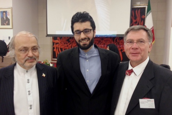 Der Iranische Botschafter Ali Resa Scheich Attar (links) bedankte sich persönlich beihumedica-HelferKlaus Ruhrmann (rechts) für seinen Einsatz nach dem Erdbeben im August 2012. Foto:humedica/Klaus Ruhrmann