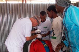 Interessiert verfolgen dieHealth Officeraus Melkadida Dr. Eugen bei seiner Arbeit. Foto:humedica/Linda Zimmermann