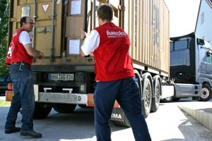 Hilfsgüterlieferungen schnell und gezielt zu Menschen in Not zu transportieren, gehört zu den Kernkompetenzen deshumedica-Teams. Archivfotohumedica